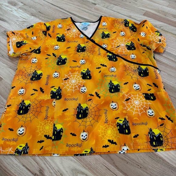 SB Scrubs Tops - Halloween scrub top Size 2X Haunted House Pumpkin Spider Spooky Orange Black